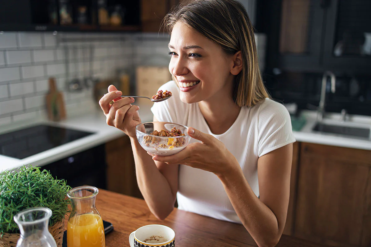 Persona preparándose un desayuno equilibrado en su cocina