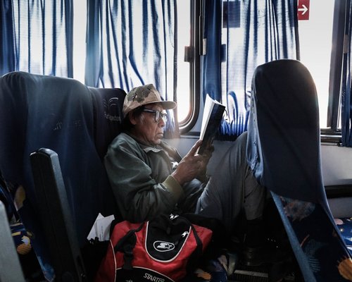 Persona leyendo en el transporte público con buena postura